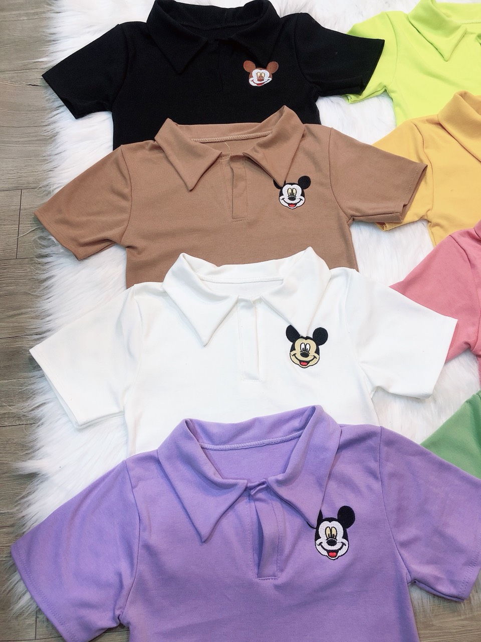Áo thun có cổ in hình mickey 1 bên đơn giản TTSLA0200