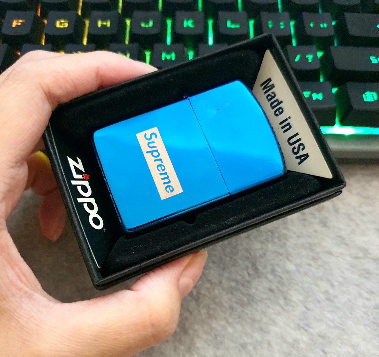 Bật Lửa Zippo Mạ Chrome Màu Xanh Logo Supreme Có Tem Đỏ ( Tặng Kèm Đá Bấc Xịn) ( Không Xăng)