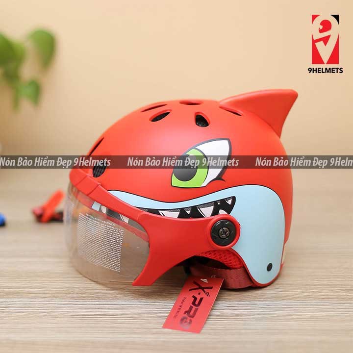 Nón bảo hiểm trẻ em có kính hình cá mập đỏ