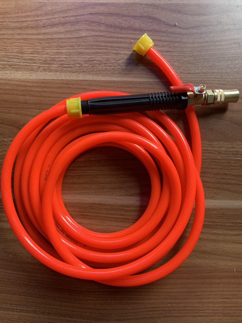 Ống dây áp lực dùng cho bơm nước 12v đường kính ống dẫn 10mm kèm 1 vòi xịt thằng đầu béc có chỉnh tia