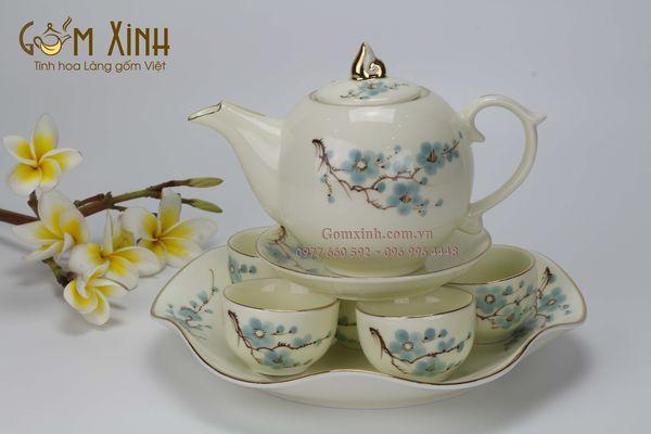 Bộ ấm trà Bát Tràng Chóp lửa vàng kim men kem vẽ hoa đào kèm khay lá
