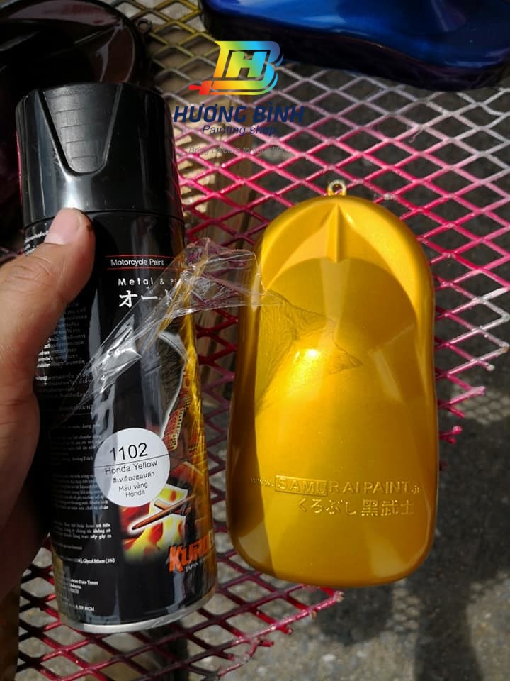 Sơn xịt Samurai màu Vàng Honda - 1102 (cần sử dụng với nền màu Bạc mới lên được màu chuẩn và đẹp)
