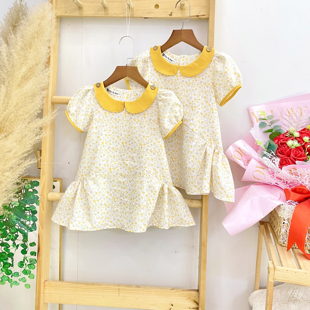 Đầm hoa nhí cổ sen đính nút, ngắn tay