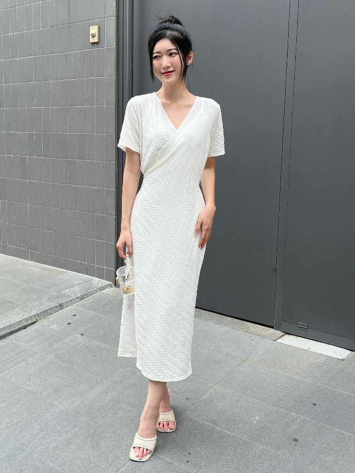 Đầm suông Linen ôm nhẹ, cột dây eo, ngực đắp chéo, ngắn tay màu trắng - Lovadova 23D08C002