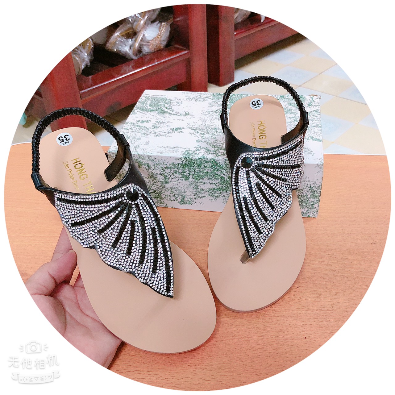 Sandal hình bướm quai đính đá màu đen
