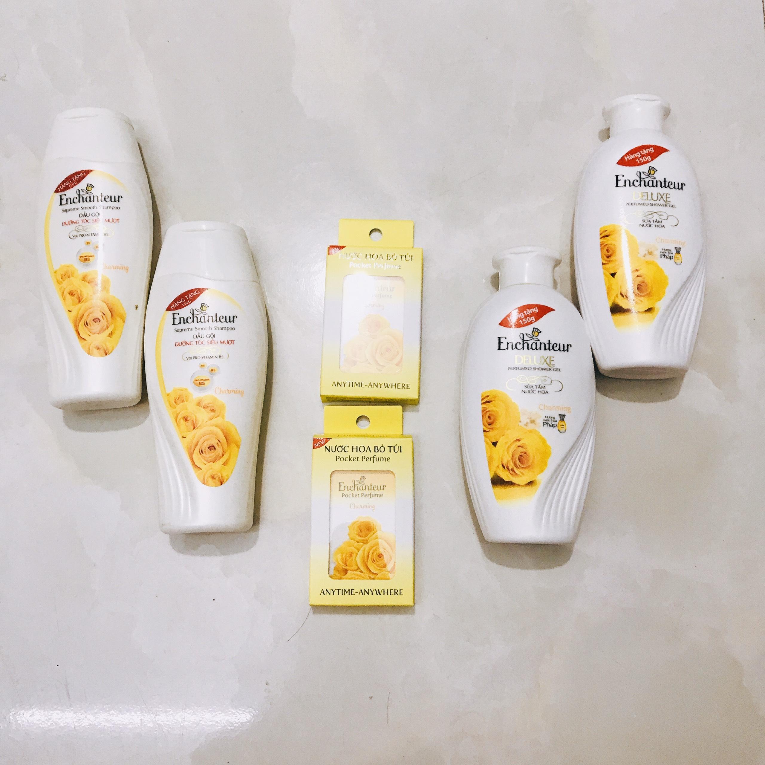 [HCM]Trọn bộ 6 món gồm : 2chai Sữa Tắm Trắng Da Dưỡng Ẩm Enchanteur 150g + 2chai Dầu Gội Dưỡng Tóc Siêu Mượt Enchanteur 150g + Tặng 2chai Nước Hoa Enchanteur 18ml