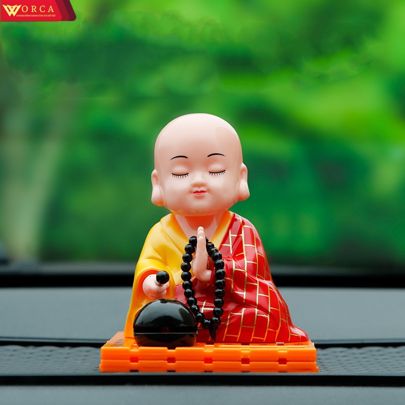 Tượng phật chú tiểu gõ mõ tụng kinh để taplo trang trí xe hơi ô tô
