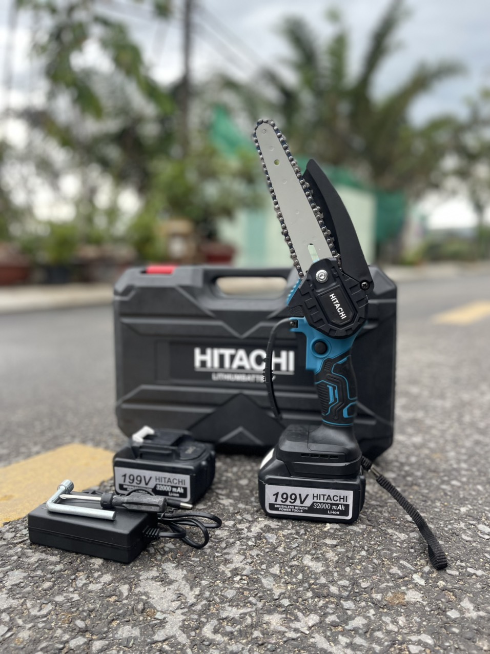 Máy Cưa Xích Pin HITACHI 199V Kèm 2 Pin Khủng 10 Cell chuyên dùng để cưa gỗ cưa cây Lõi đồng nguyên chất - Cưa xích 4 inch - Công Suất 800W-Lam xích khổ 4 inch Máy cưa xích dùng pin sạc tiện lợi cho việc cắt gỗ