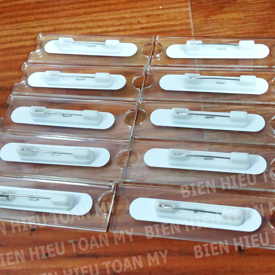 Bảng tên nhân viên bằng mica trong  gắn kim băng (combo 10 chiếc)