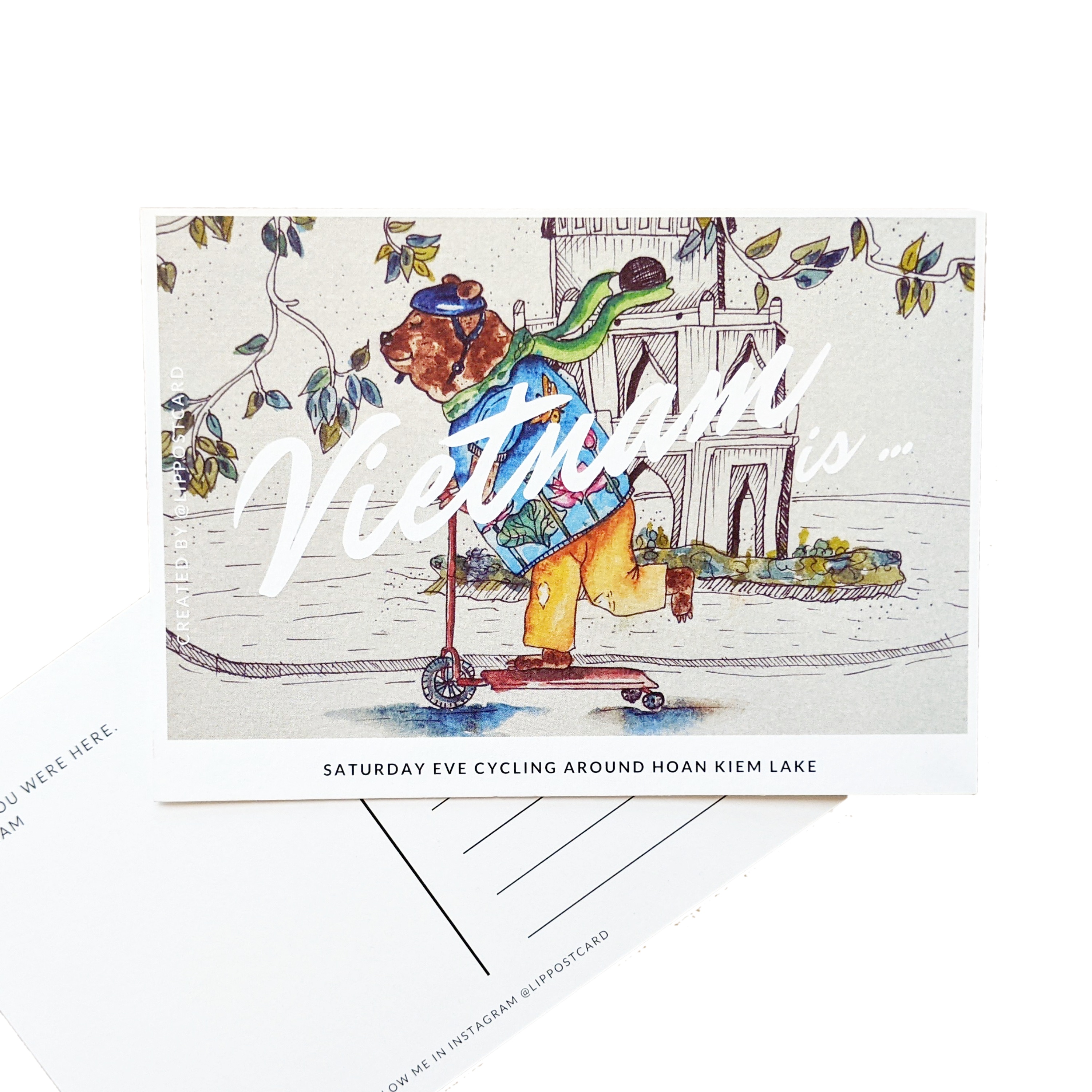 Postcard "Vietnam" Bear đang đi xe tay ga quanh hồ Hoàn Kiếm, Hà Nội. Tháp rùa. Làm thủ công bưu thiếp màu nước gốc trên giấy màu nước. Minh họa màu nước. Một món quà từ Việt Nam