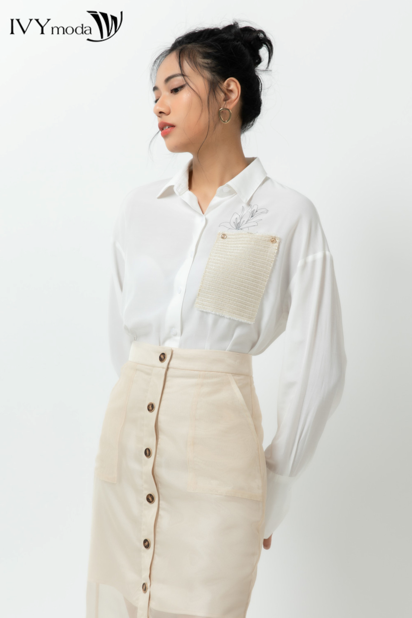 Áo sơ mi nữ rép vải khác màu cá tính ivy moda ms 17m5781