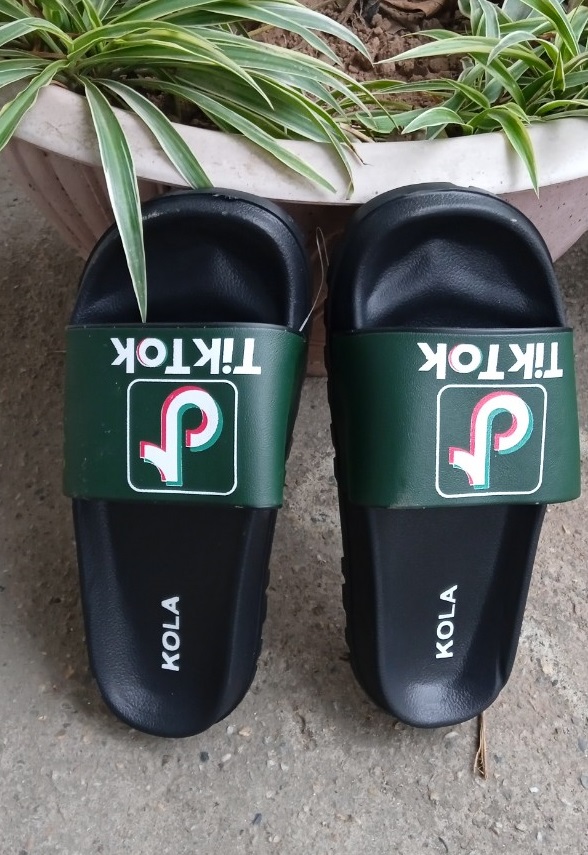 Dép quai ngang  TT hàng chất lượng cao nhẹ ôm chân năng động mẫu mới 2023 màu xanh đen