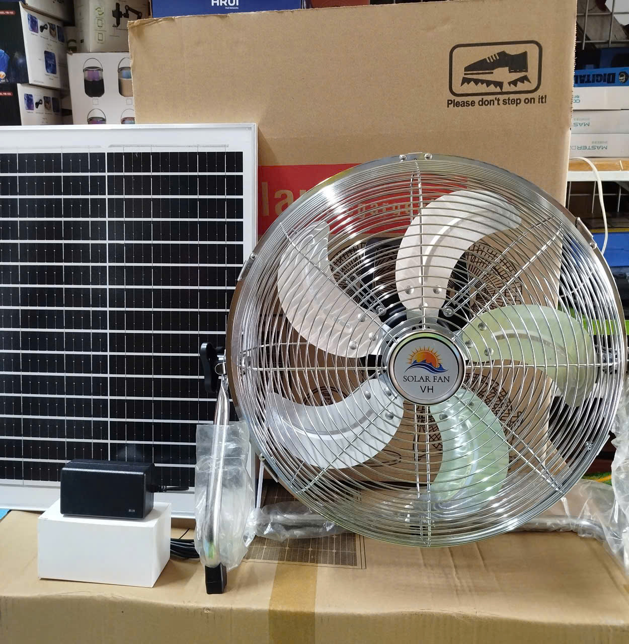 BẢO HÀNH 1 NĂM- Quạt Tích Điện Sạc Năng Lượng Mặt Trời Động Cơ Không Chổi Than Solar Fan 14 inch 25w 20000 mAh Dạng Nằm Chân Quỳ Với 12 Chế Độ Gió