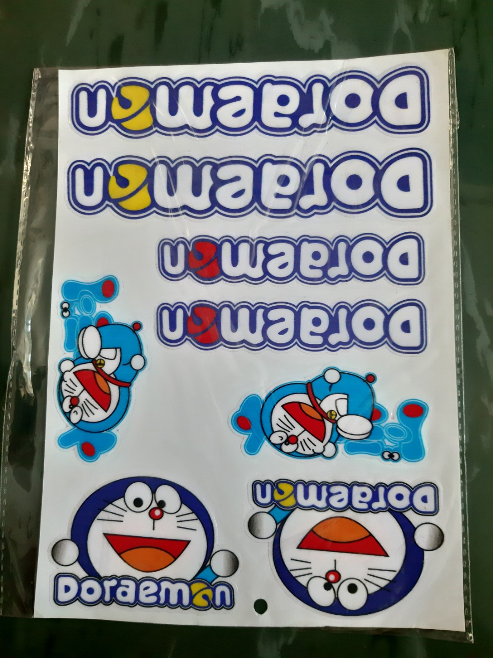 TEM DÁN LOGO CHỮ NỖI DOREMON HOẠT HÌNH,VUI NHỘN,CÓ THỂ DÁN XE,ĐIỆN THOẠI,LAPTOP,NÓN BẢO HIỂM,TÚI XÁCH...(CÓ NHIỀU SẢN PHẨM LOGO KHÁC)