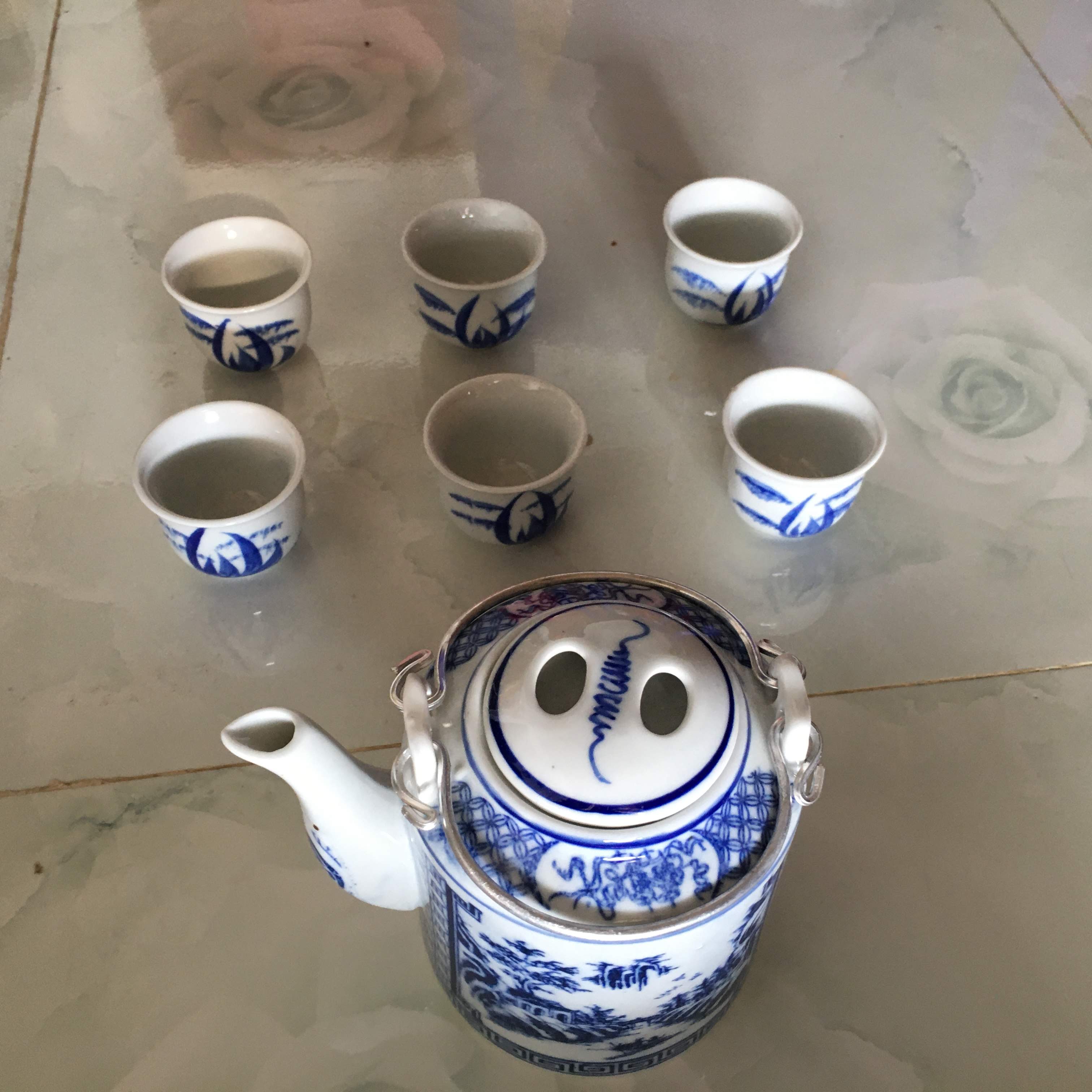 Sản phẩmgồm 1 ấm trà và 6 tách uống trà