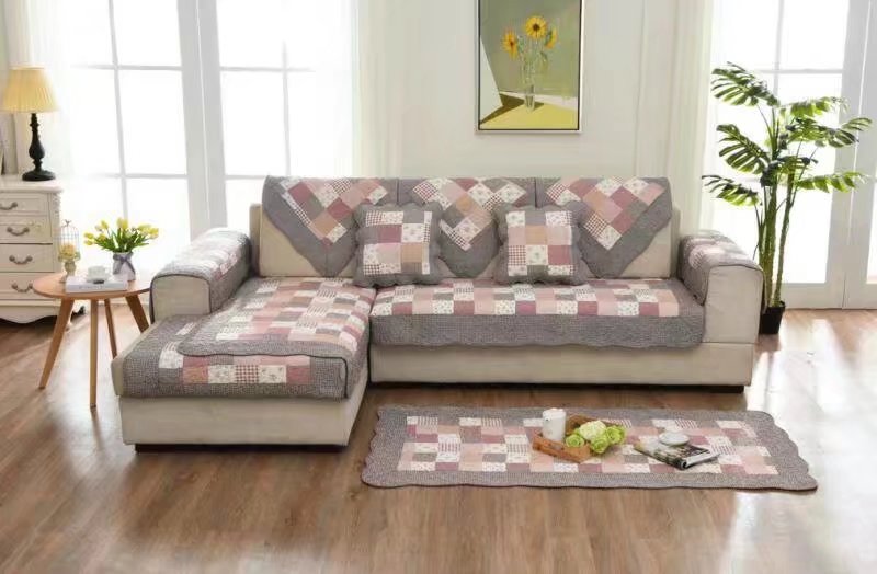 Thảm Trải lót sofa - Ô vuông trắng hồng viền nâu - cotton chần bông êm mềm mịn , Mặt dưới có hạt chống trượt