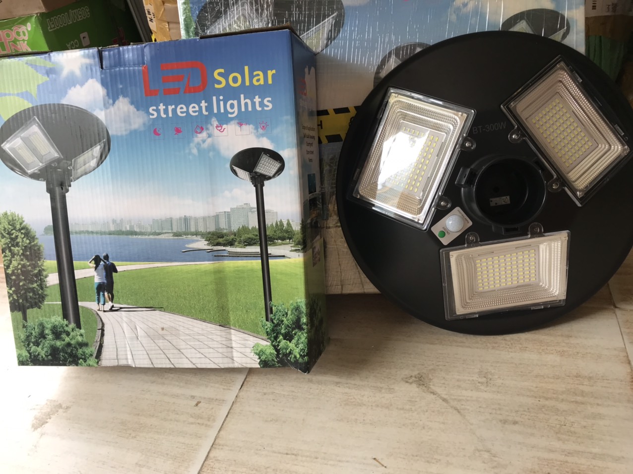 ĐÈN NĂNG LƯỢNG MẶT TRỜI SÂN VƯỜN, ĐÈN CÔNG VIÊN UFO 300W_ 3 Ô LED SIÊU SÁNG ( A\S TRẮNG \ VÀNG ). BẢO HÀNH 12 THÁNG