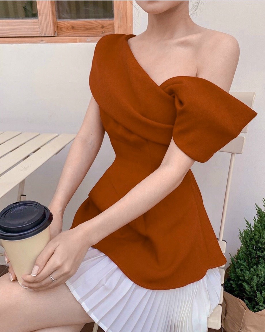 Set áo lệch rớt vai và chân váy xếp ly ngắn - thời trang nữ hottrend