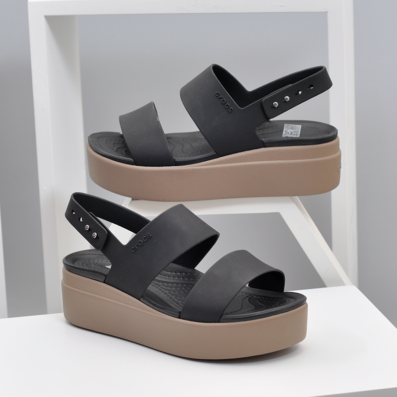 SANDAL NHỰA ĐI MƯA CROCS BLOOKLYN LOW WEDGE ĐẾ CAO 5CM CHO NỮ MÀU ĐEN