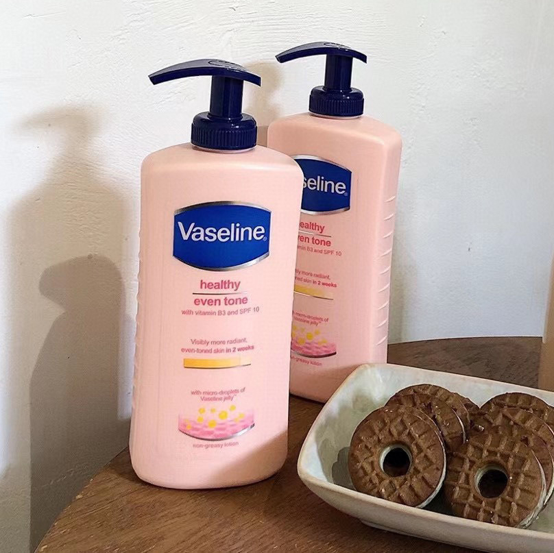 Sữa dưỡng thể Vaseline dưỡng trắng ngày và đêm 400ml