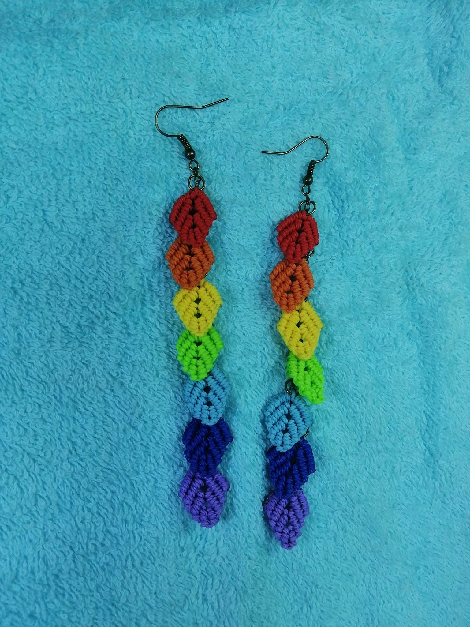 Hoa tai handmade chuỗi lá sắc màu
