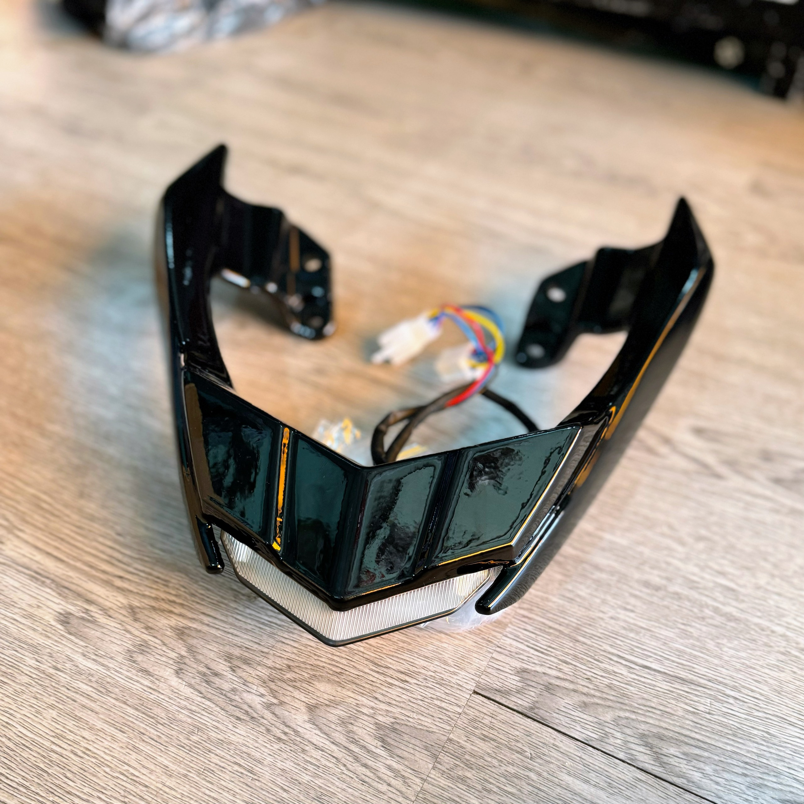 Cảng Lc 135 5 số Led màu đen bóng lắp đặt như zin