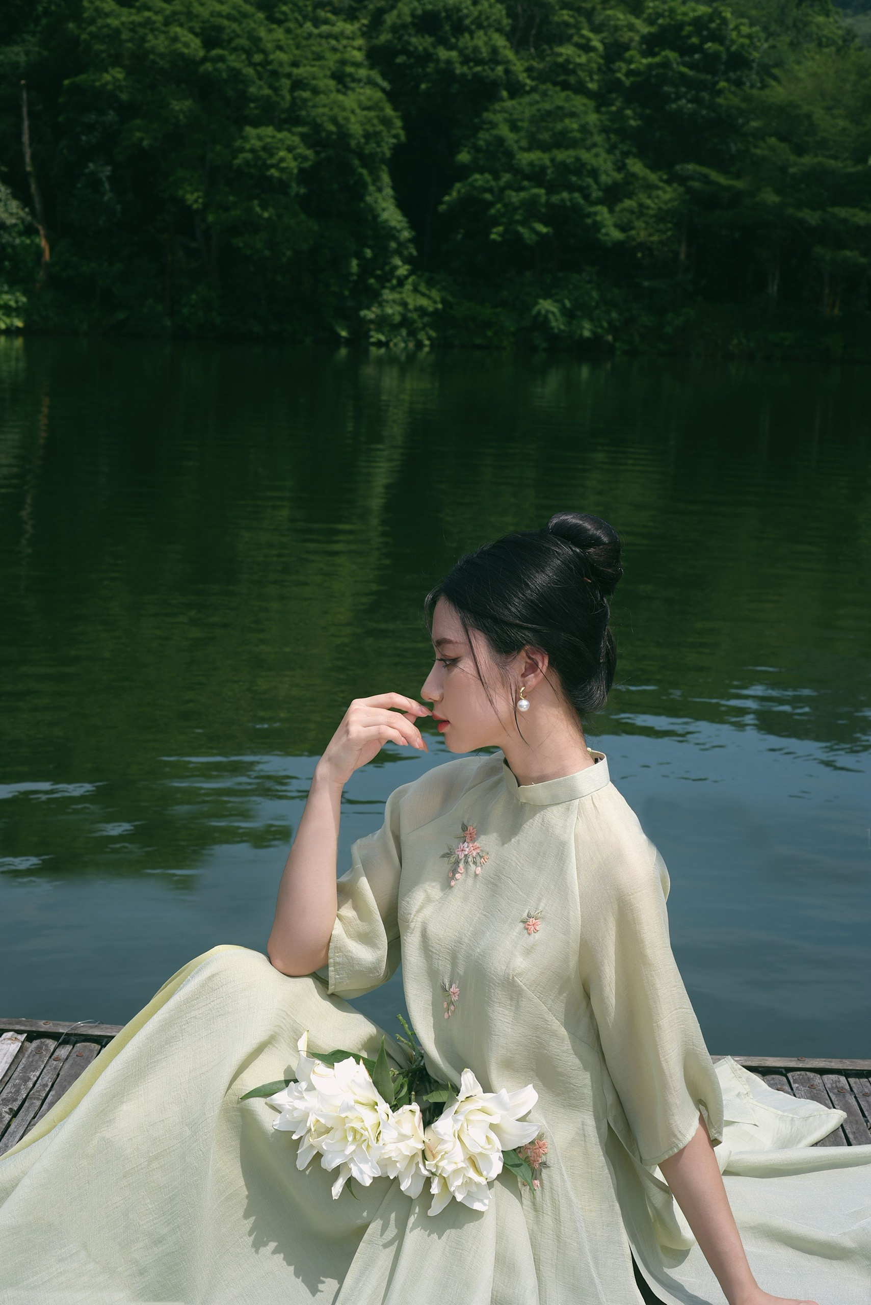 Áo dài cách tân 4 tà dáng suông thêu hoa tay lỡ, Áo dài dáng suông trơn truyền thống Nhã Lan màu Xanh Cốm tôn da