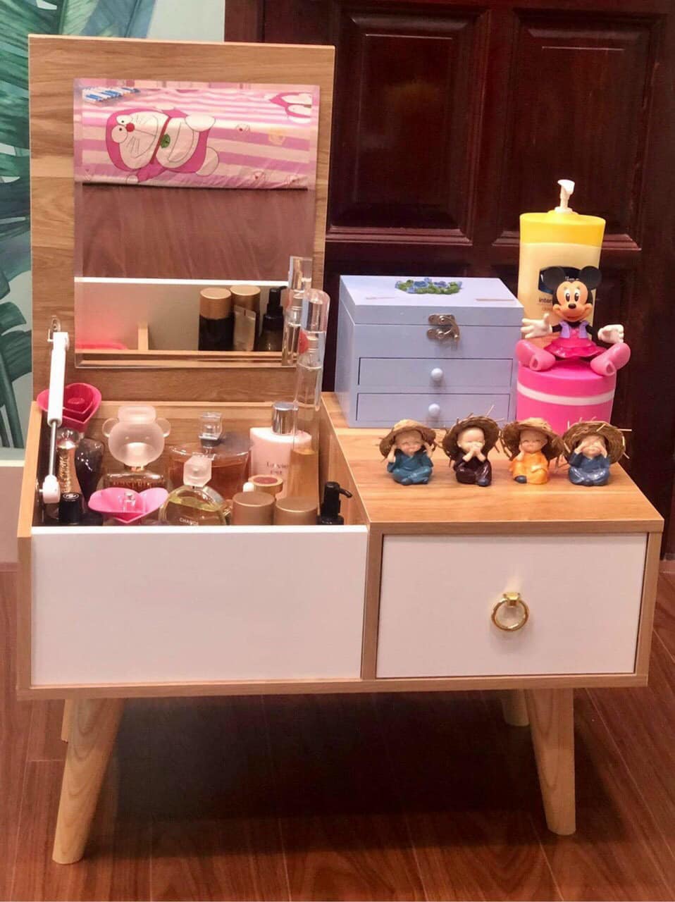 Bàn trang điểm mini ngồi bệt, bàn phấn thông minh kiểu dáng Hàn Quốc có sẵn gương gập gọn