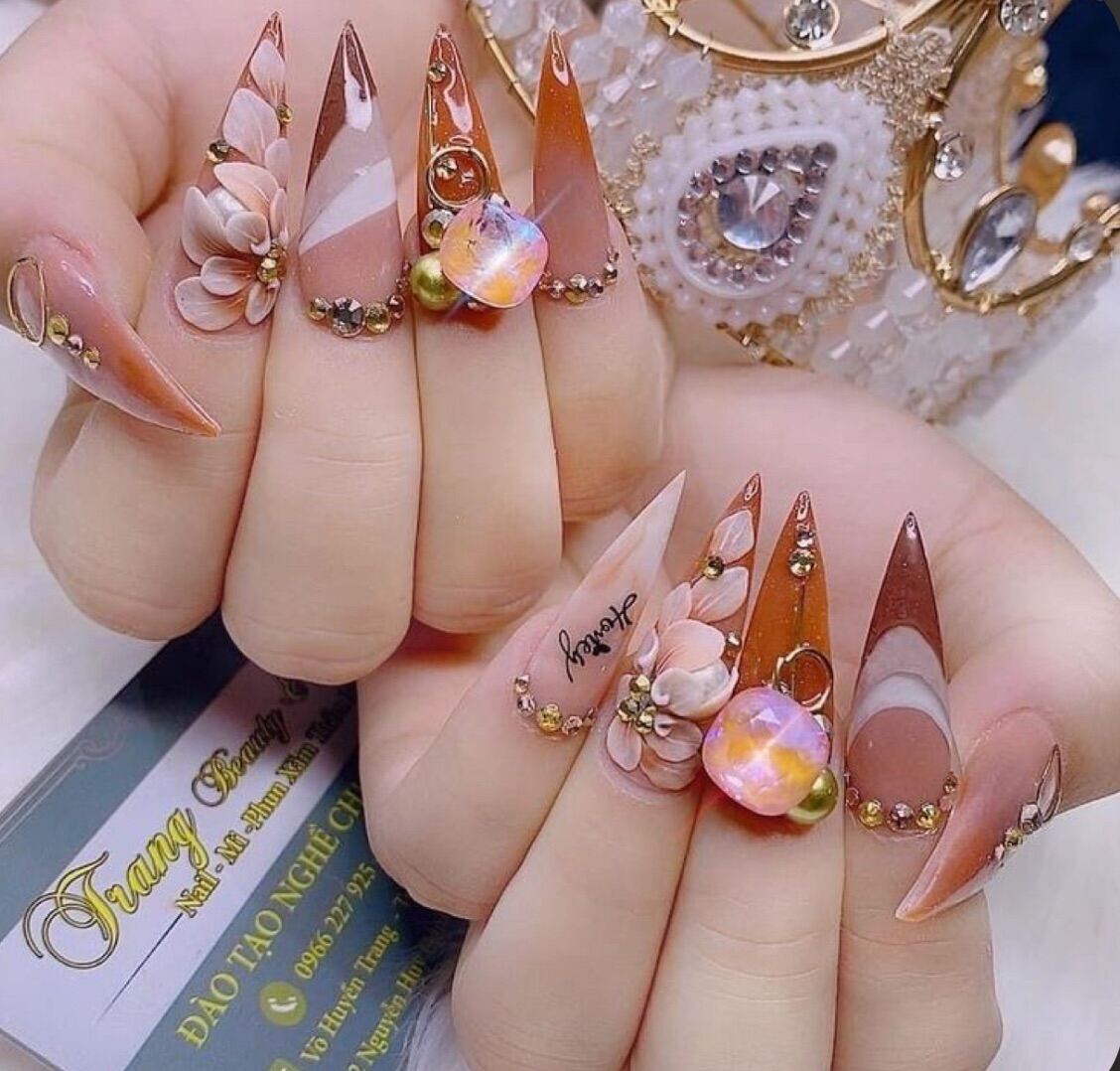 Móng giả - móng úp sơn gel đính hoa bột - form nhọn thiết kế sang chảnh