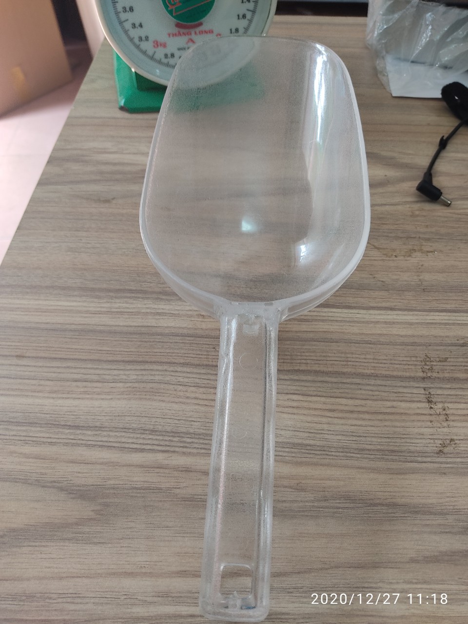 Xúc bột cán nhựa size trung 33 x 11.5 x 6cm