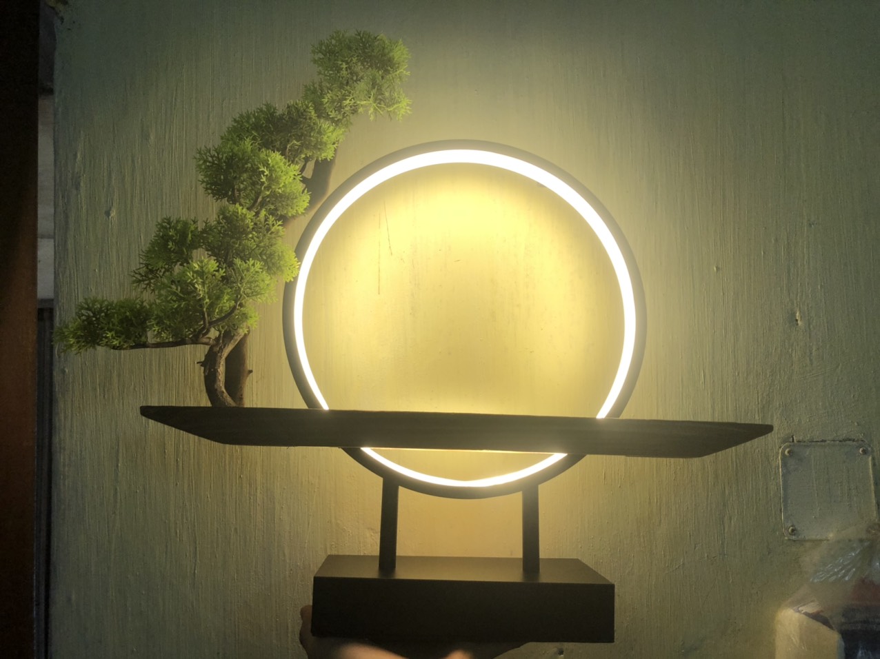 Kệ đèn led kèm cây đặt tượng trang trí sử dụng điện 220v- kệ gỗ đặt tượng trang trí decor tiểu cảnh phối lũa bonsai
