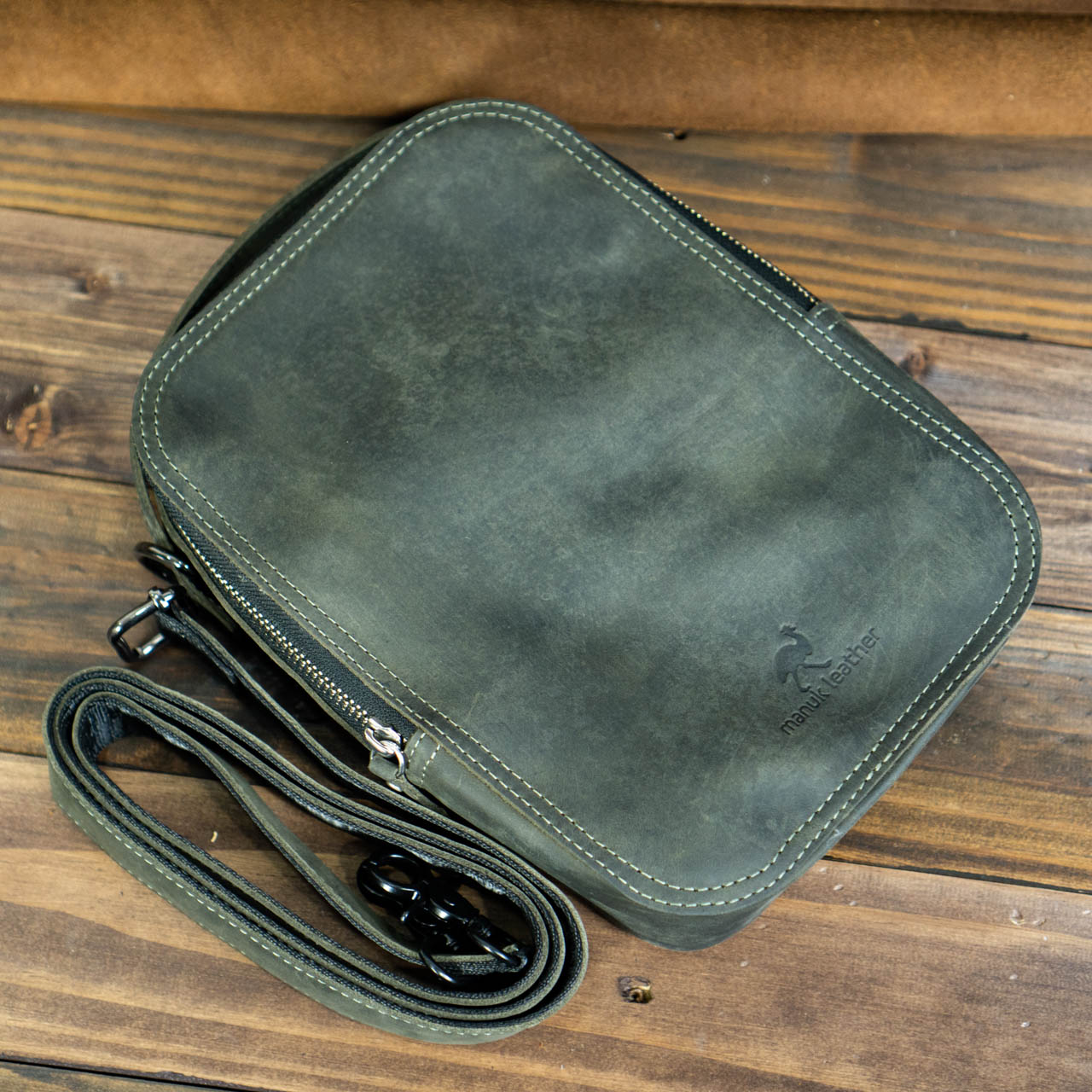 Túi đeo chéo messenger da bò sáp xanh rêu phong cách tối giản minimaslim - Messenger Handy Bag Manuk Leather