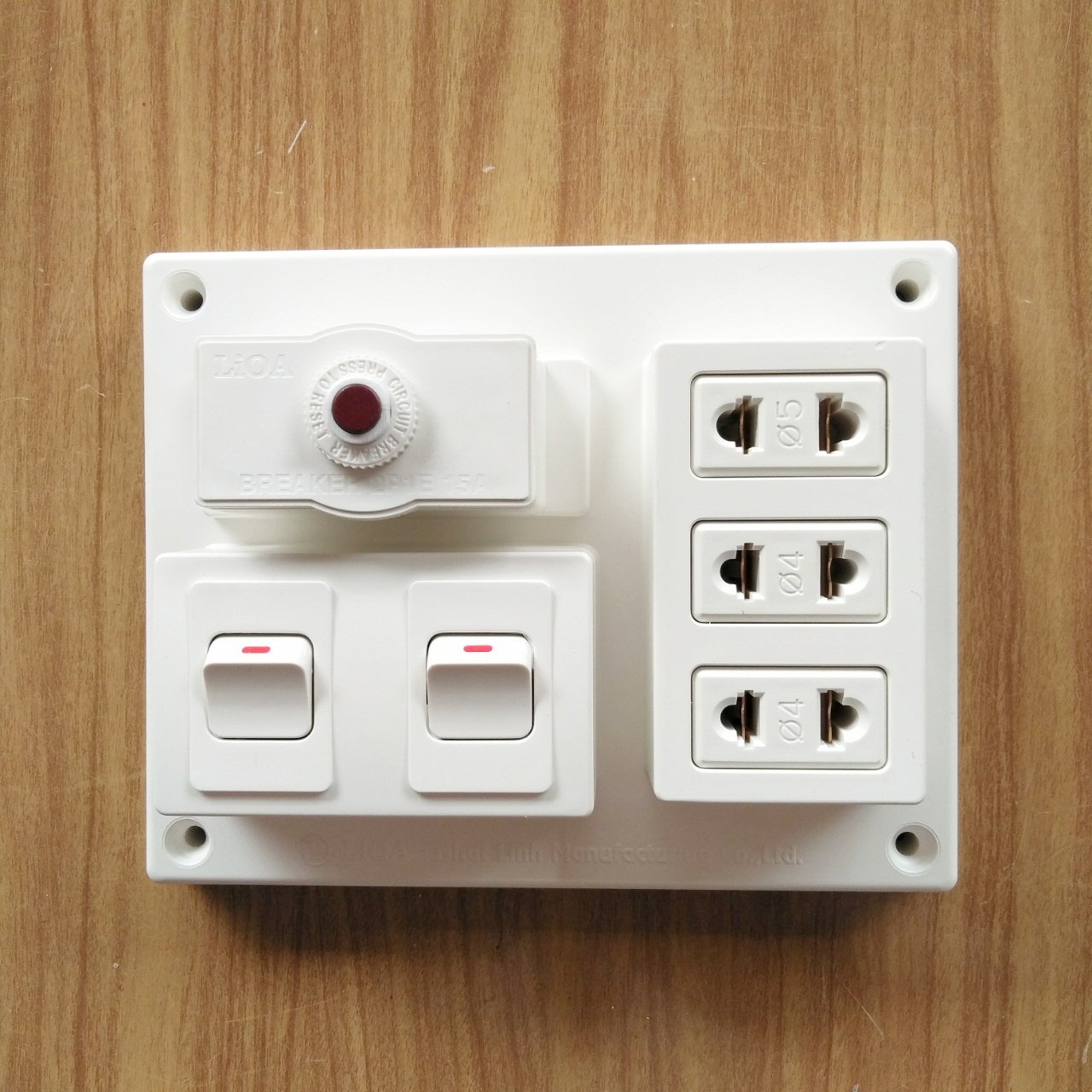 Bảng điện nổi lioa cb 15a loại 3 ổ cắm 2 công tắc 1 chiều