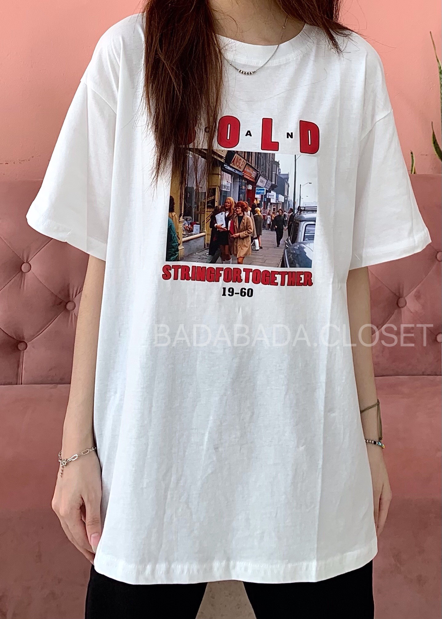 Áo phông trắng in hình b-o-l-d