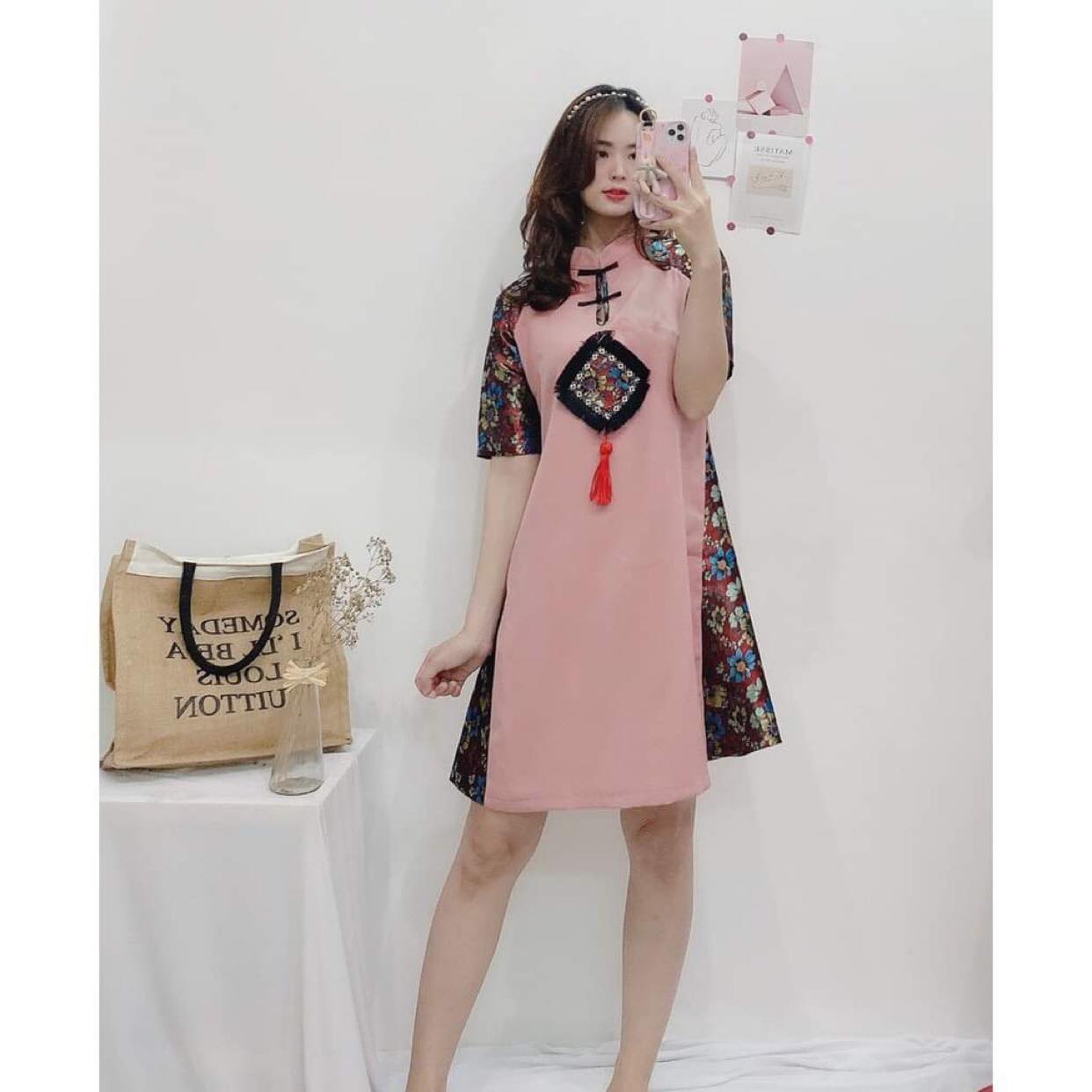 Đầm cách tân mặc tết họa tiết gấm tay xanh vàng hai size S M