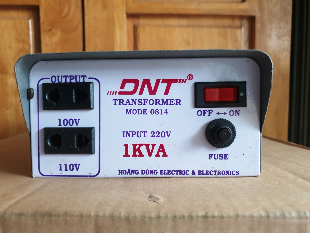 Biến áp sắt treo tường 1kva của dnt. input 220v- output 120v-100v