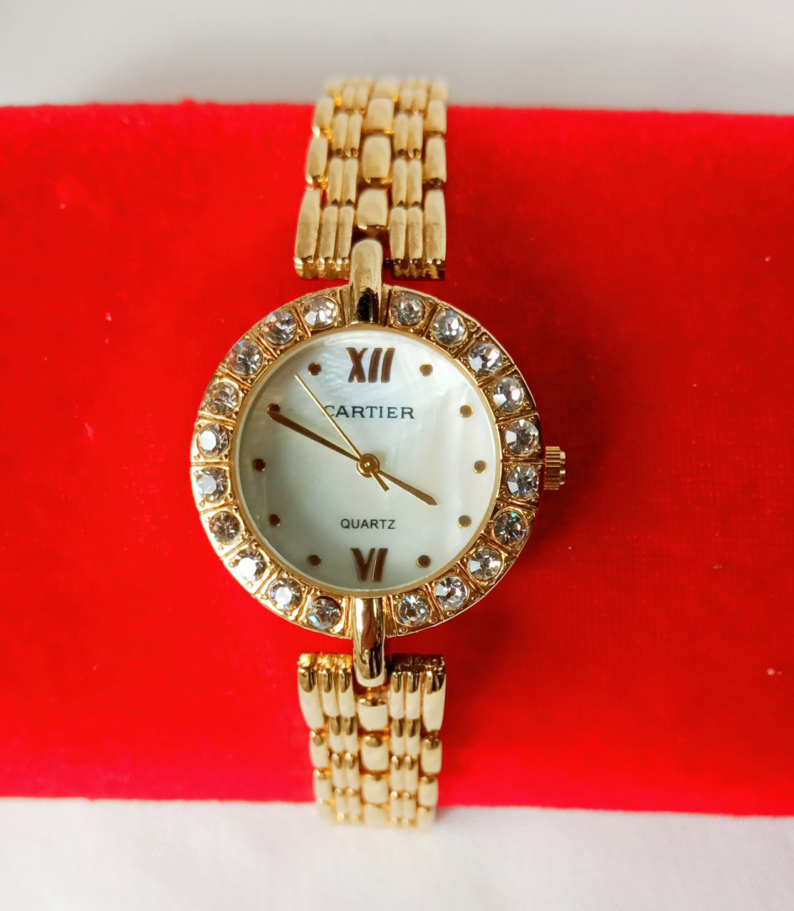 Đồng hồ CARTIER thời trang quý phái dành cho phái nữ . Mặt đồng hồ đính đá