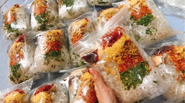 1 bịch bánh tráng trộn thập cẩm đặc biệt