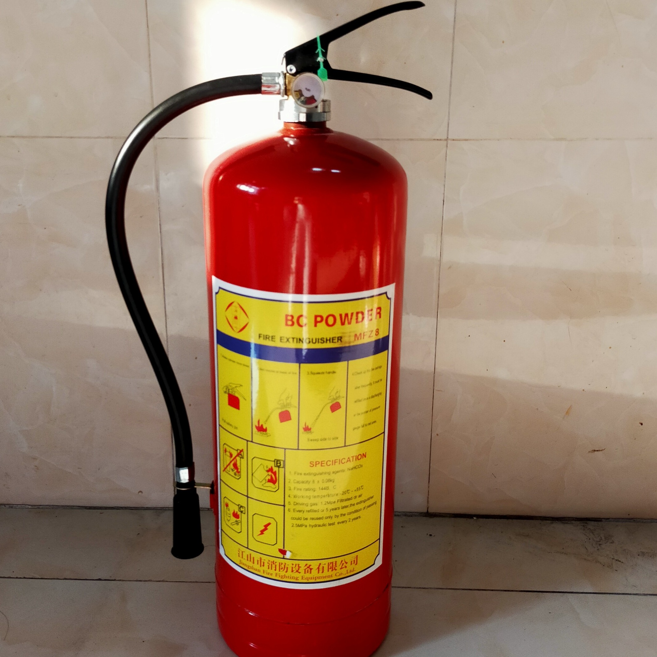 Bình pccc bình chữa cháy bột bc-8kg bảo hành 12 tháng, có kệ đựng bình pccc, có nội quy pccc