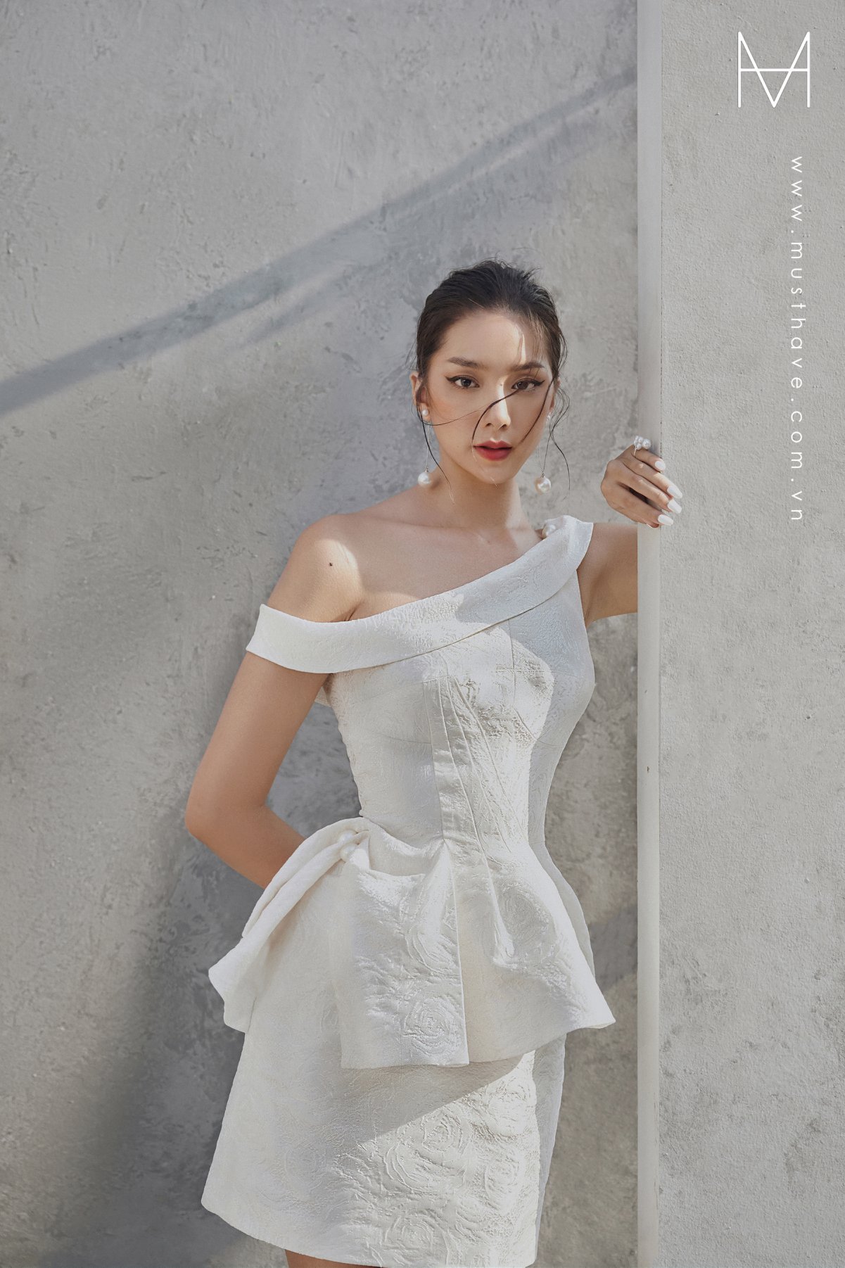 Must have đầm gấm trắng vai lệch dáng peplum tr08