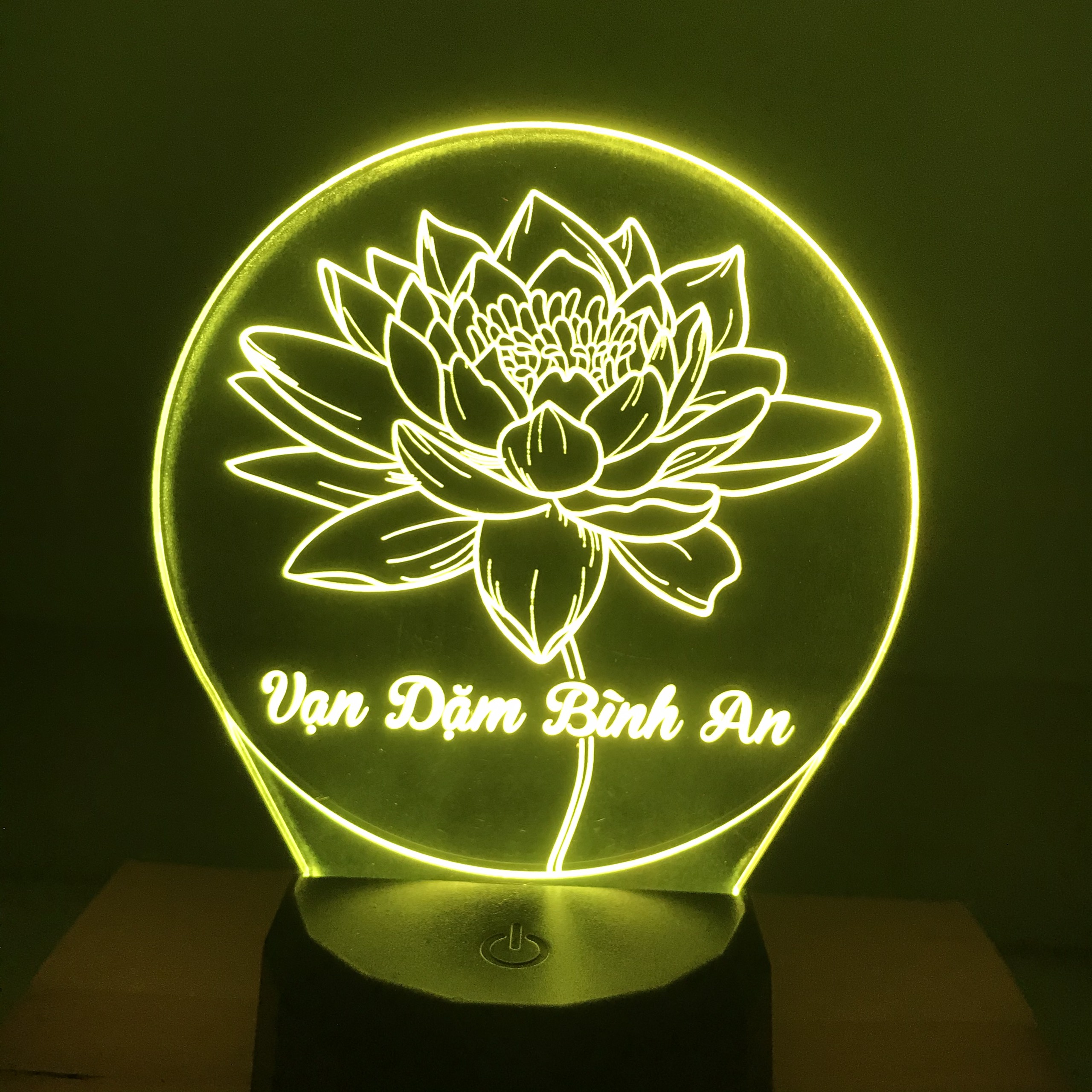 Đèn Taplo xe ô tô BÔNG SEN VẠN DẶM BÌNH AN tranh thư pháp, Đèn led khắc hình theo yêu cầu, đèn khắc hình cá nhân,quà tặng sinh nhật, tranh thư pháp,đèn để bàn, đèn ngủ, đèn trang trí, quà tặng sinh nhật