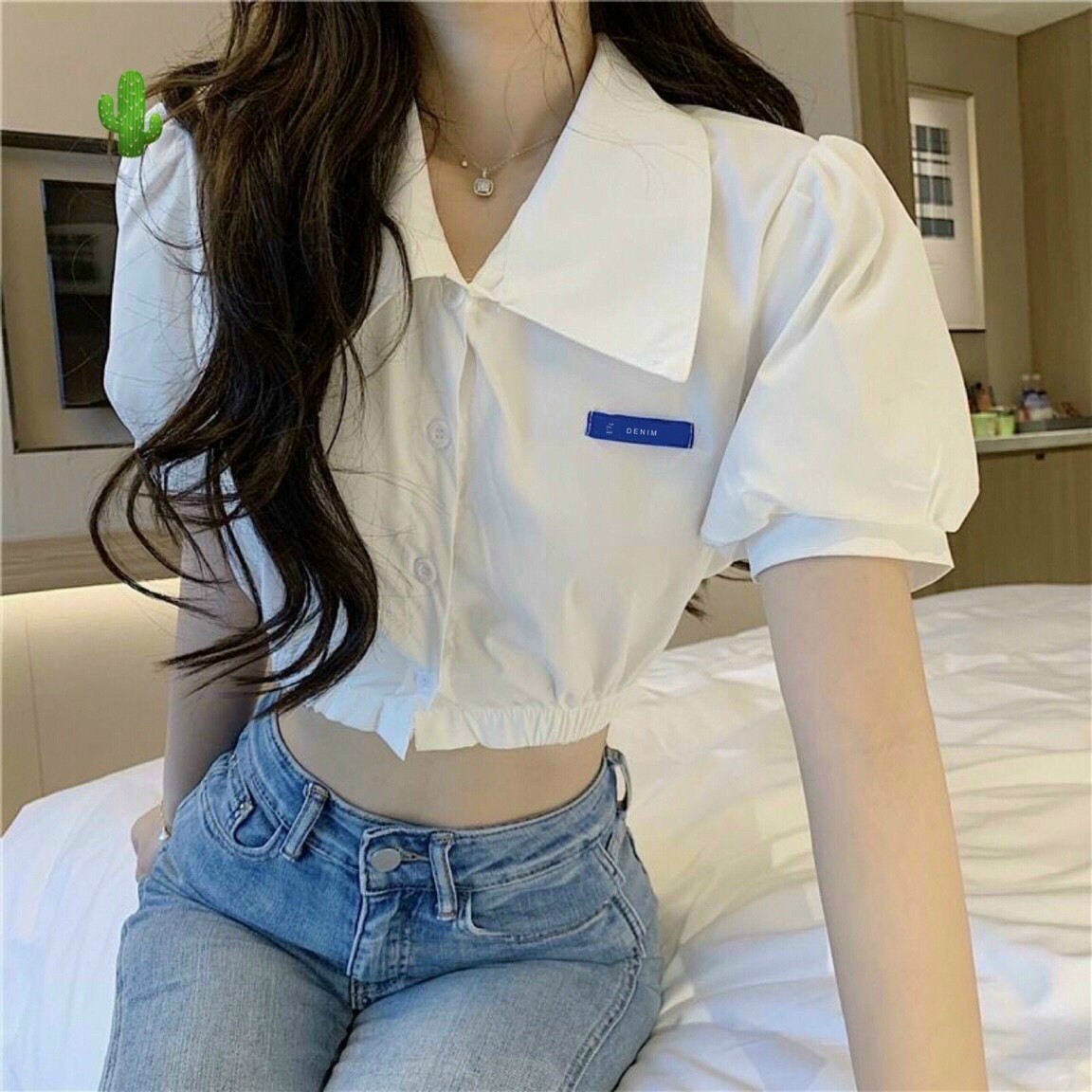 Áo sơ mi croptop thêu logo chất đep
