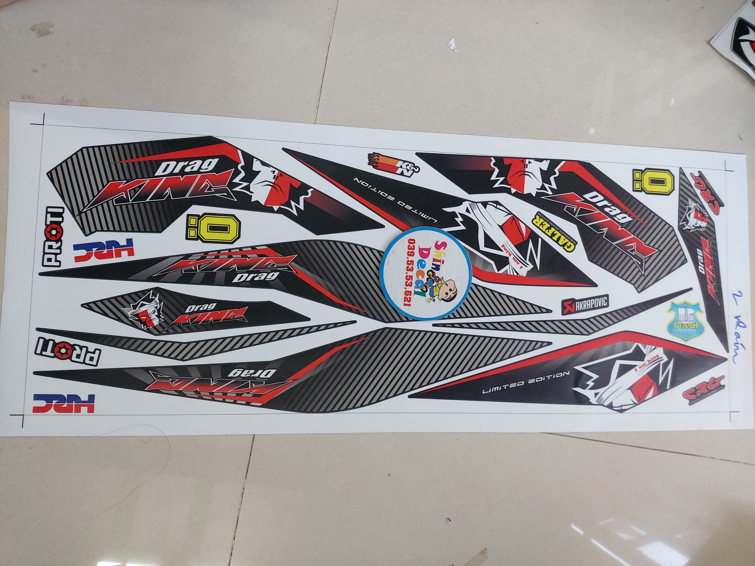 [HCM]Tem xe sonic honda mặt khỉ đỏ đen dán xe đen