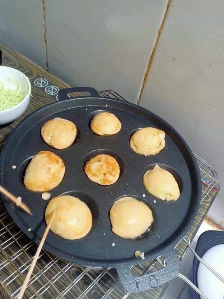 Khuôn làm bánh khọt được làm bằng gang, chống dính, giúp bạn dễ dàng đổ bột và lấy bánh ra khỏi khuôn