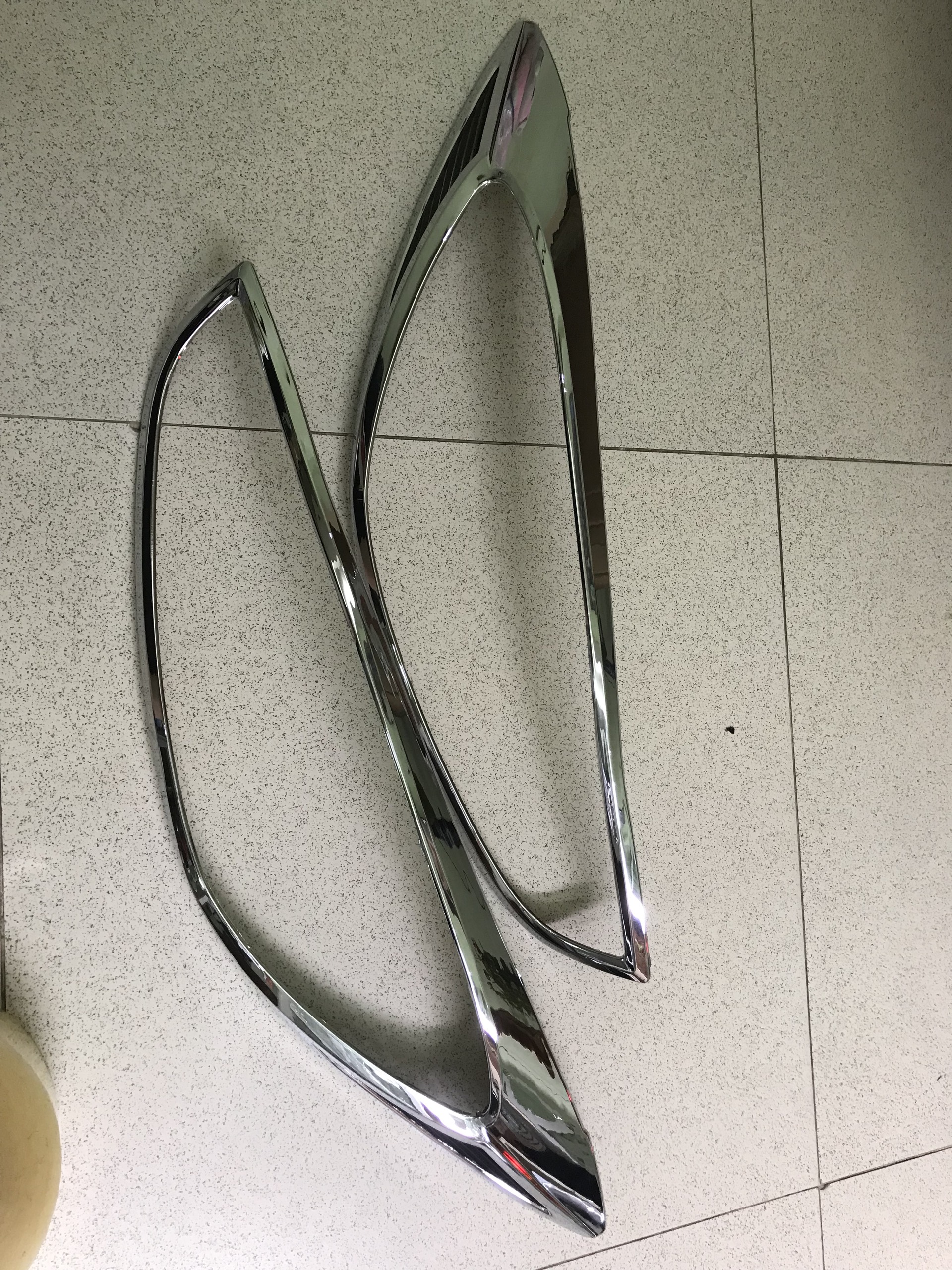 Bộ ốp viền đèn pha xe mazda 3 đời 2015-2019, nhựa mạ crom sáng bóng