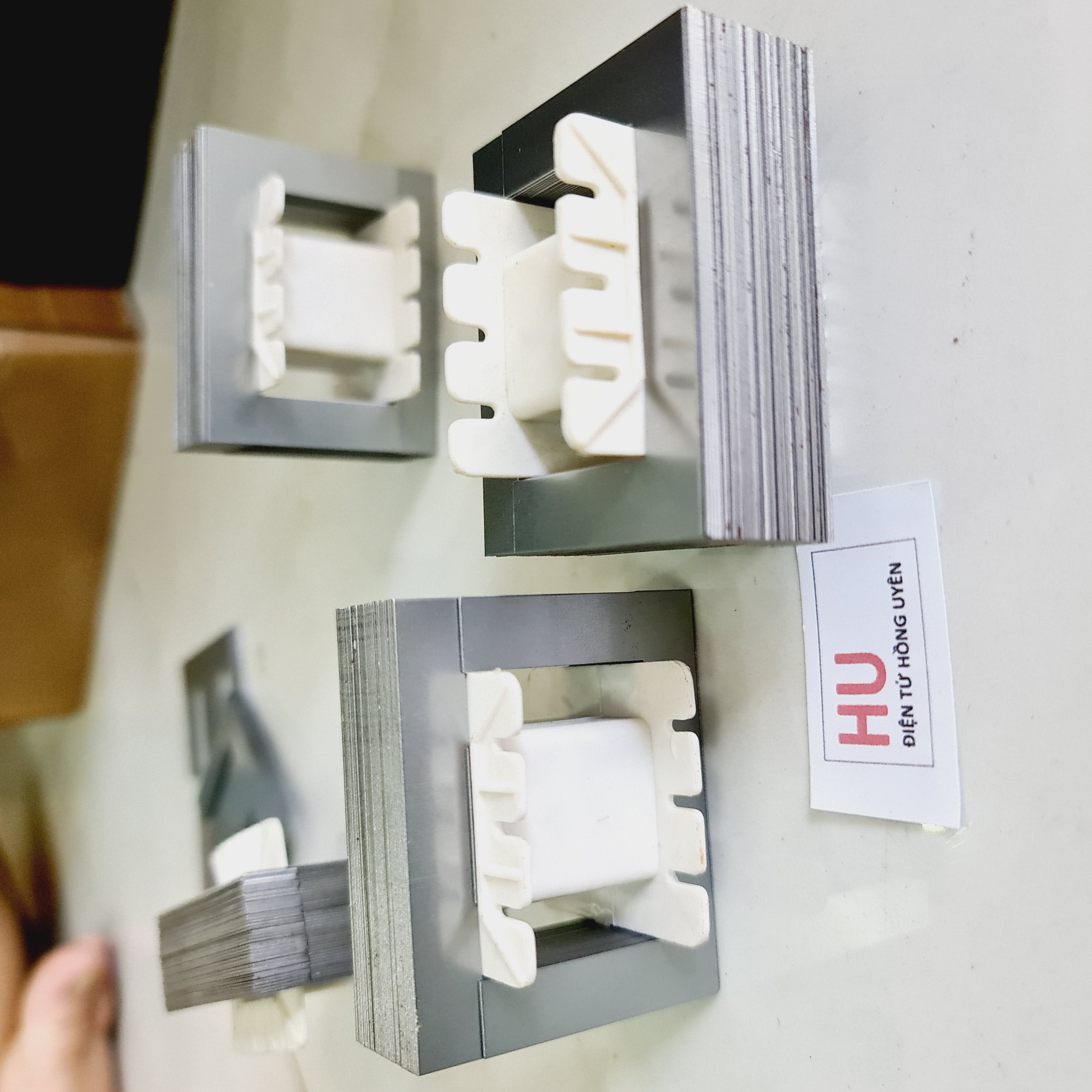 Bộ Phe biến áp 20x20 đầy đủ cả khuôn nhựa. Phe quấn biến áp kích cơ, quấn biến áp nguồn 220v. Lõi biến áp vuông Ei. Fe biến áp cơ - Điện tử hồng uyên