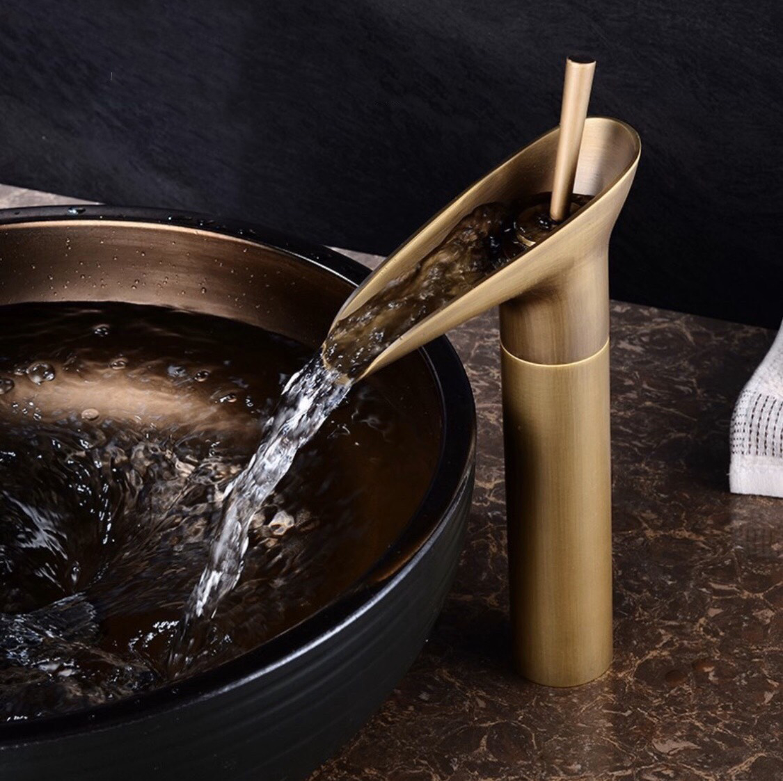 Vòi lavabo nóng lạnh bằng đồng kiểu thác nước