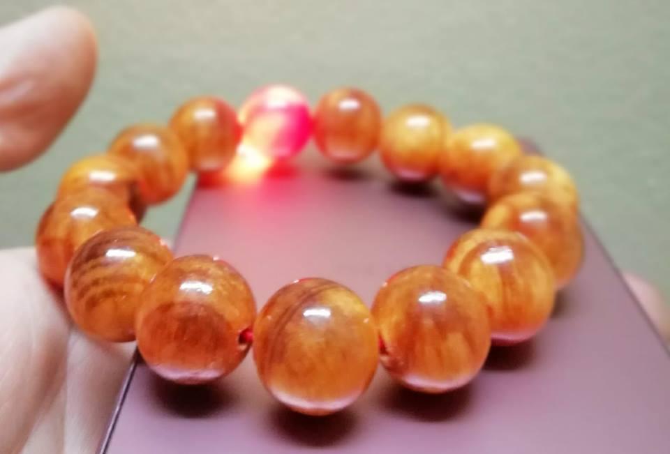Vòng tay/ Chuối hạt đeo tay gỗ huyết long thấu quang may mắn bình an tài lộc phú quý ( Size 12 li )