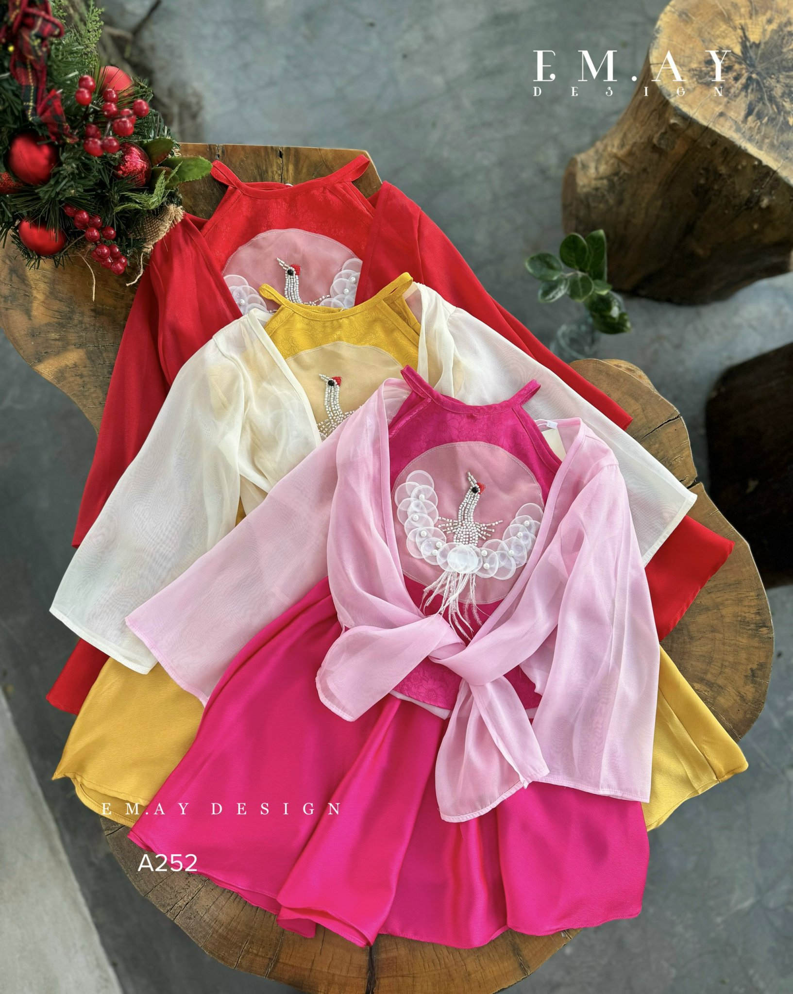 Đầm tứ thân áo yếm cô Tấm cho bé gái màu đỏ hồng vàng đi chơi tết biểu diễn đẹp từ 12-40kg chất lụa 