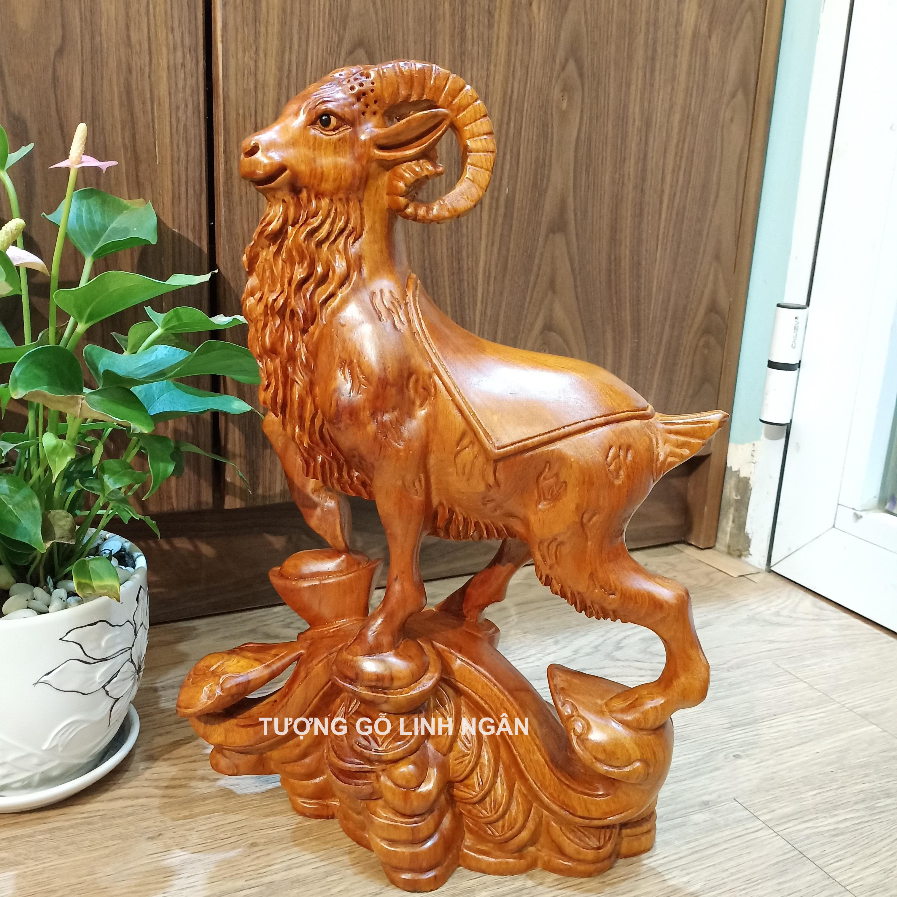 Tượng Dê gỗ hương cao 40 cm